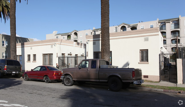 Building Photo - 526 Golden Ave
