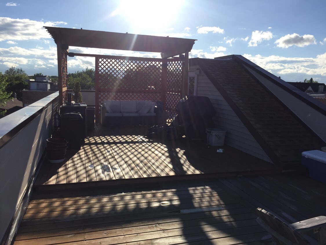 Rooftop Deck - 1036 N Wood St