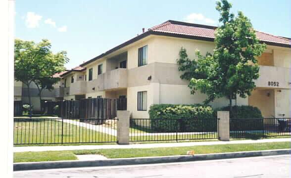 Foto del edificio - 8052-8062 E 7th St