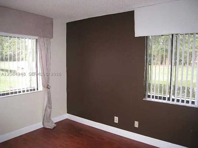 Building Photo - 447 Lakeview Dr