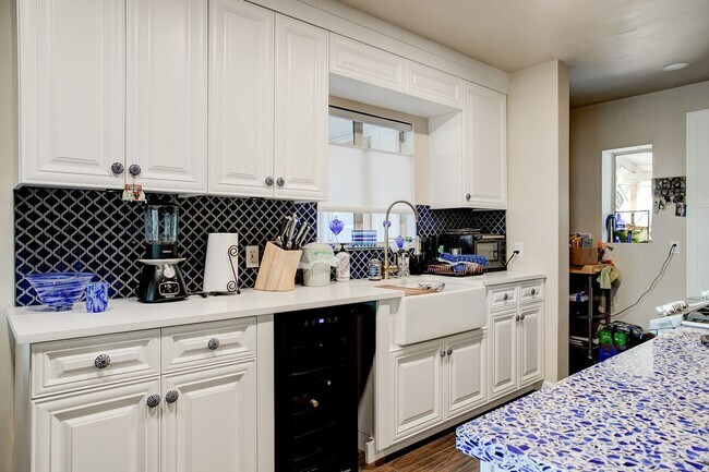 Building Photo - Great Long Term Unfurnished or Furnished R...