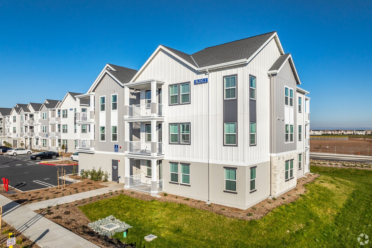 Primary Photo - Hayden Parkway Apartments
