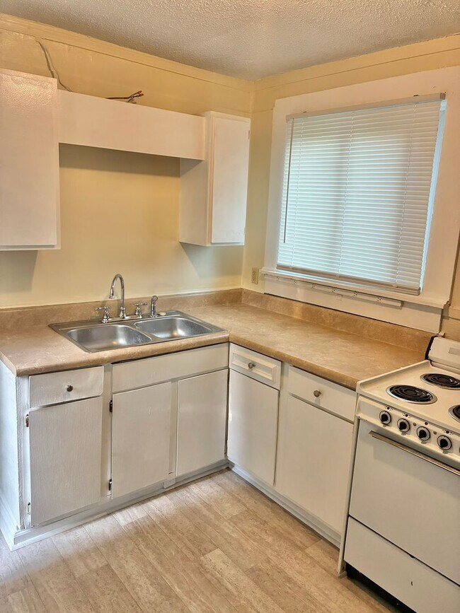 Building Photo - Charming 1BR Efficiency in Summerville Near Downtown & Hospitals