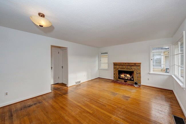 Building Photo - Northgate Three Bed, One bath