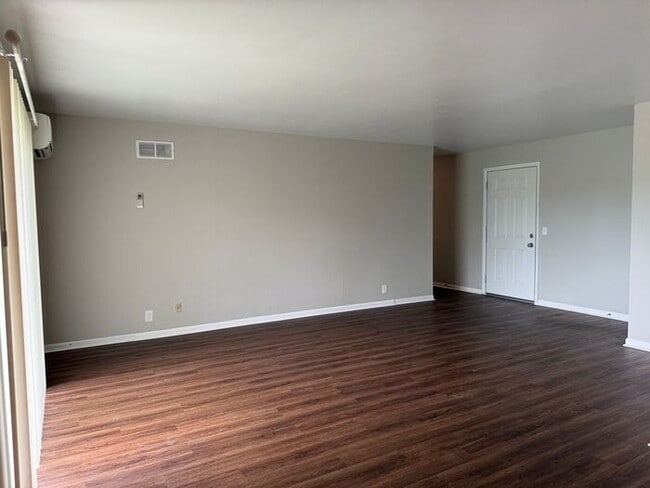 Building Photo - 2 Bedroom Unit was recently renovated. Liv...