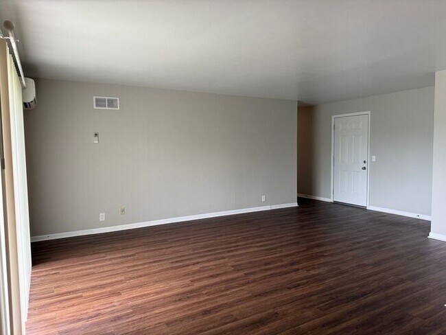 Foto del edificio - 2 Bedroom Unit was recently renovated. Liv...