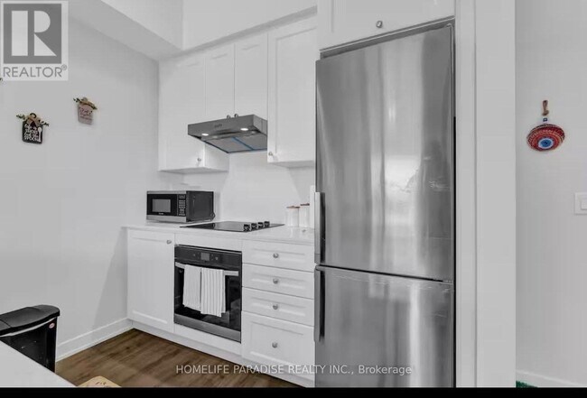 Photo du bâtiment - 600 N Service Rd