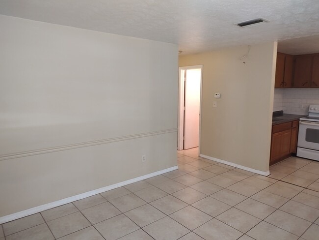 Building Photo - 119 Lithia Pinecrest Rd
