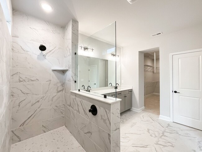 Building Photo - Experience Luxury Living: Stunning 3-Bed T...