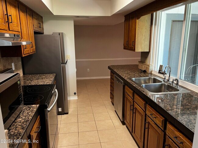 Foto del edificio - 6137 Island Forest Dr