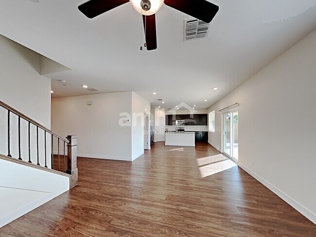 Foto del edificio - 5919 W Columbine Dr