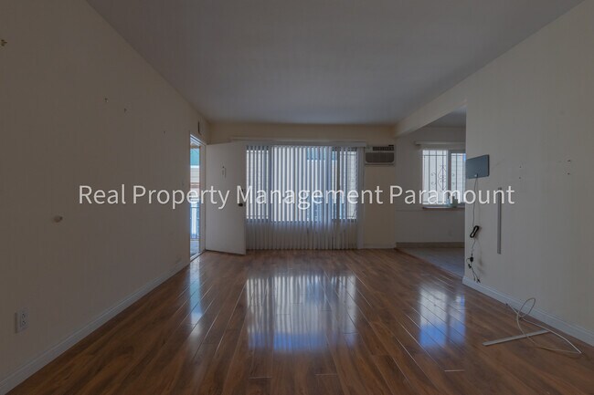 Foto del edificio - 8016 Blackburn Ave