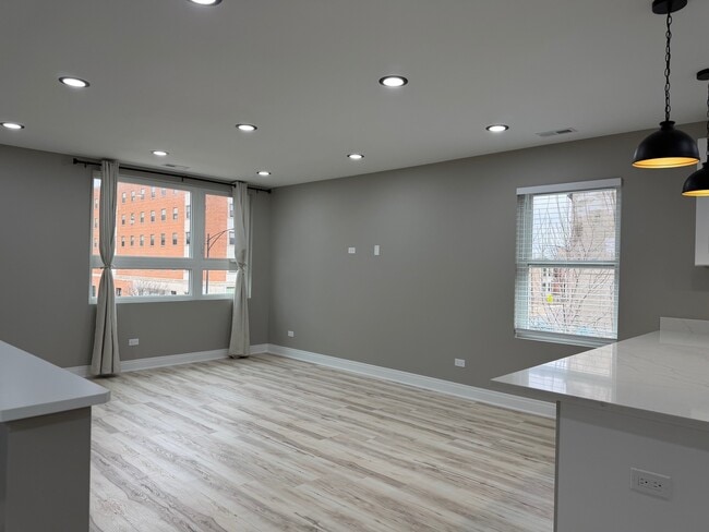 Foto del edificio - 736 N Pine Ave