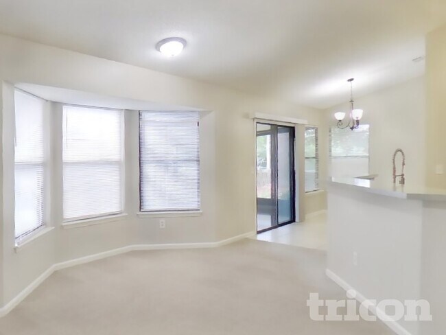 Foto del edificio - 1487 Rose Hill Dr E