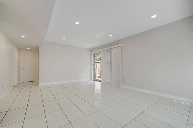 Building Photo - 909 Silber Rd