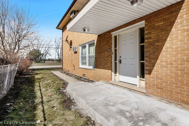 Foto del edificio - 7653 Roberts Rd
