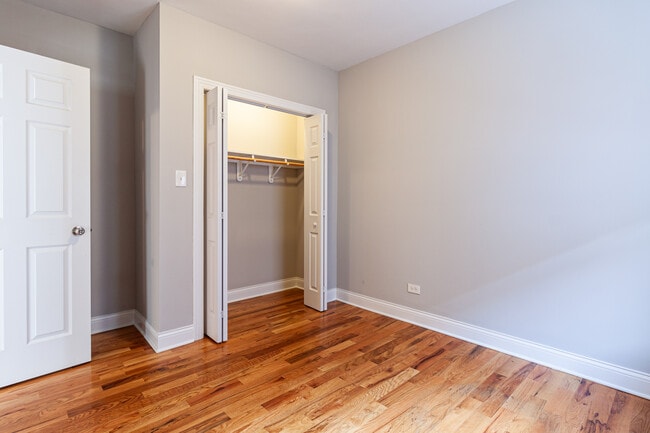 Building Photo - 949 W Cornelia Ave