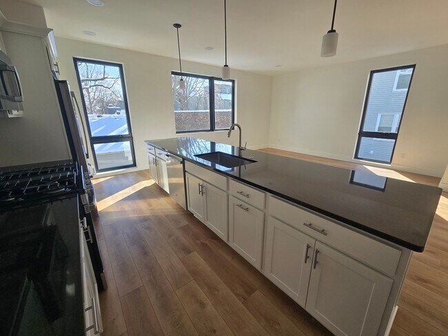 Foto del edificio - 2448 Professor Ave