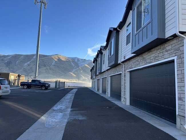 Building Photo - 852 250 N