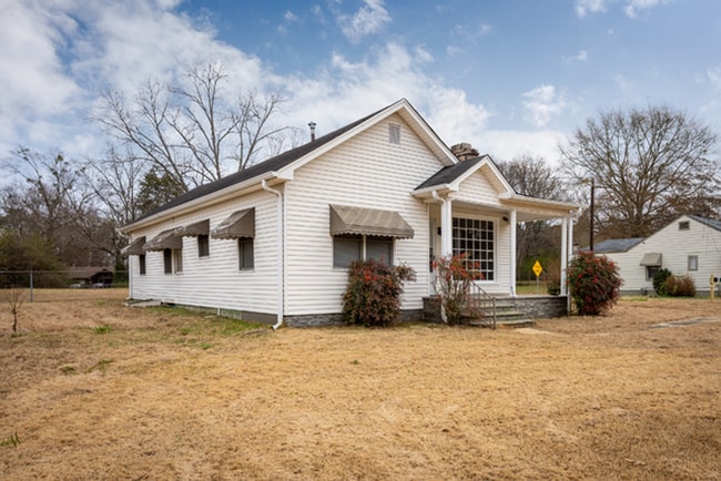 Building Photo - Newly renovated 1930s house waiting to bec...