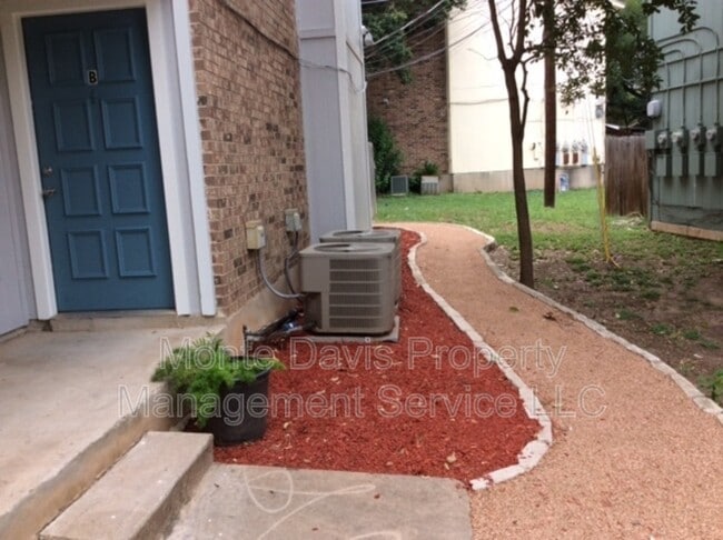 Foto del edificio - 11800 Alpheus Ave