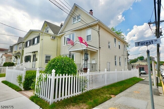 Building Photo - 549 Forest St