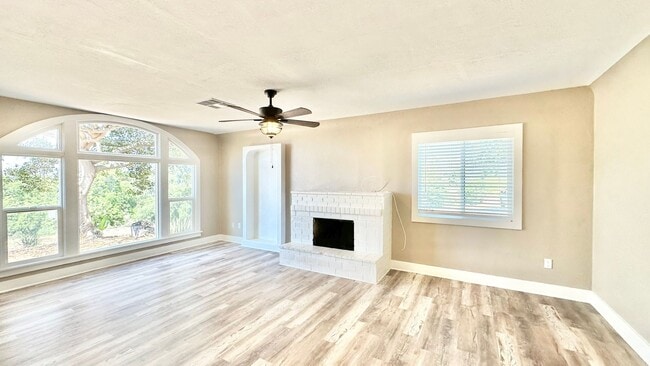 Building Photo - Lovely Single-Story Country Home on Wide Open Space with Detached Garage Space!