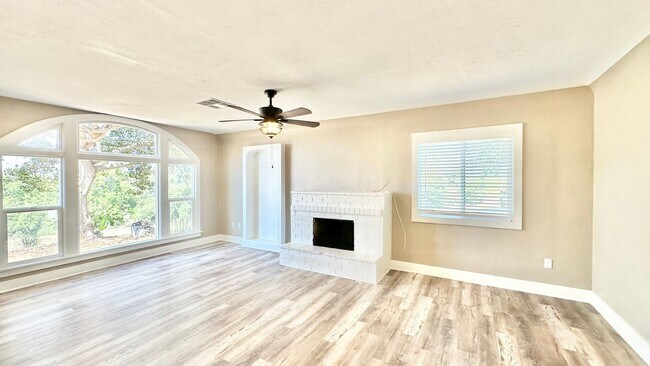 Foto del edificio - Lovely Single-Story Country Home on Wide Open Space with Detached Garage Space!