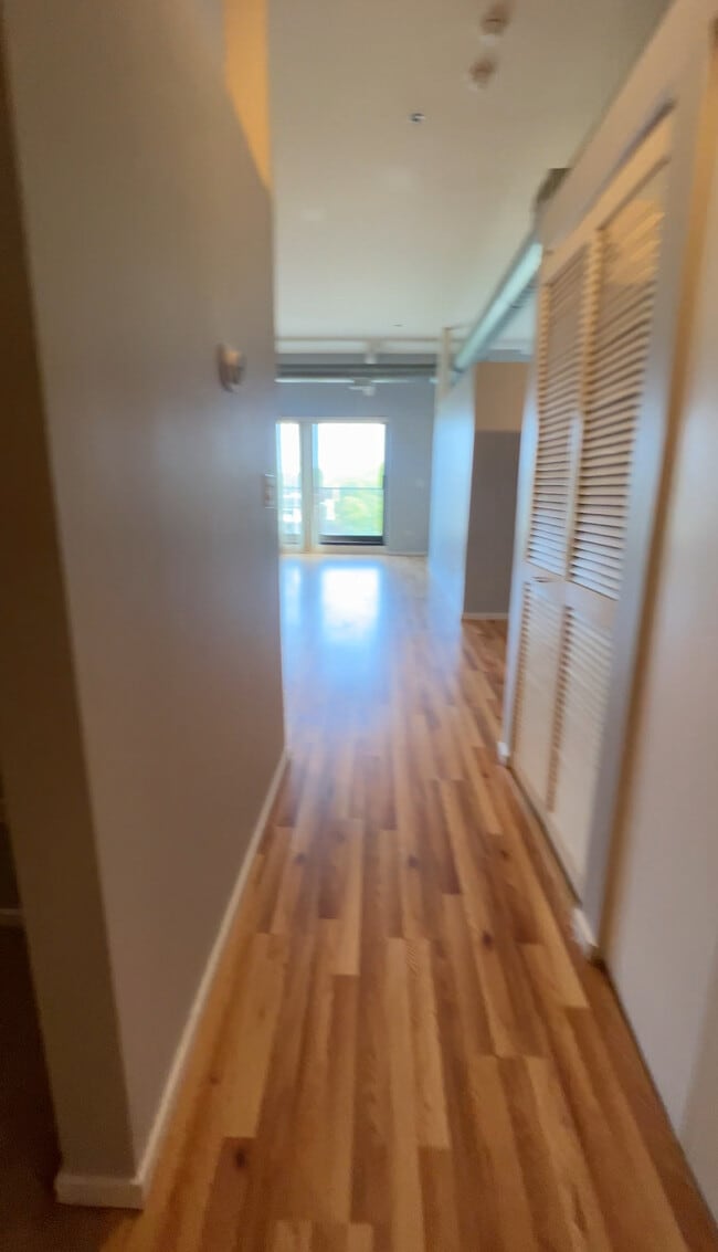 Building Photo - 1000 E 53rd St