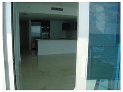 Building Photo - 17001 Collins Ave