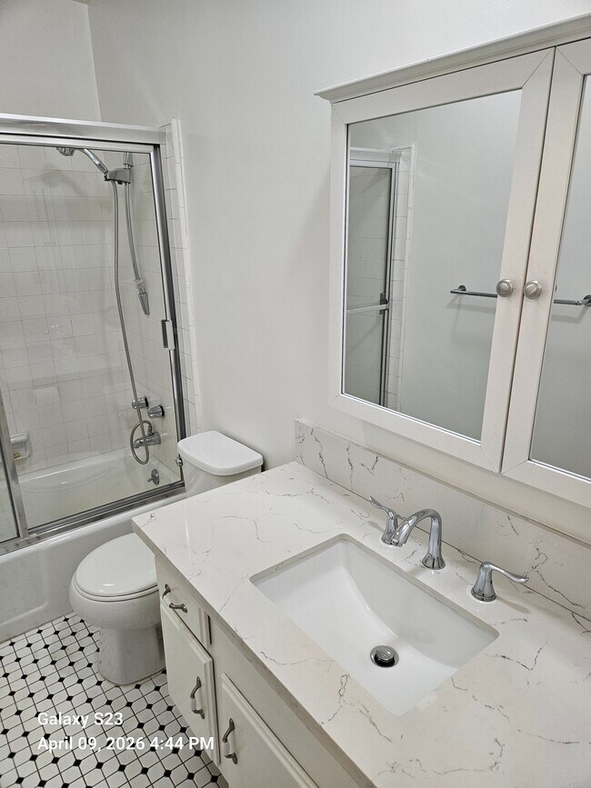 Baño delantero - 12004 Kling St