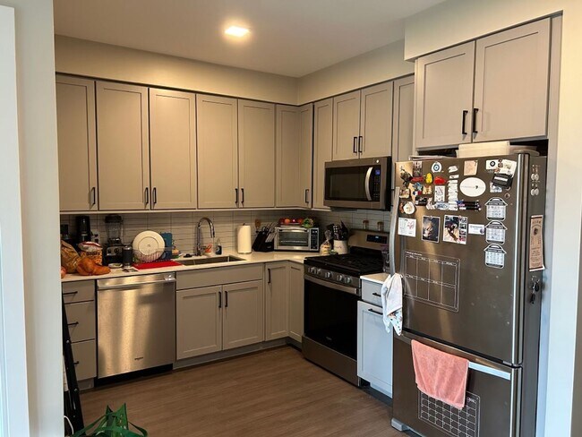 Foto del edificio - Luxury Condo Style 2 Bed plus, 2 Bath Apartment!