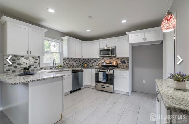 Building Photo - 308 Oak Pl