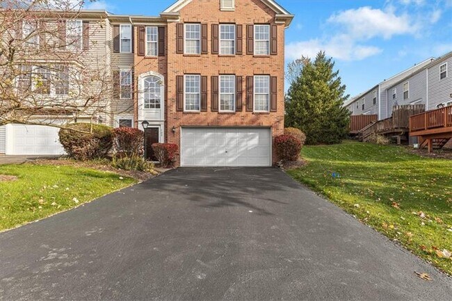 Building Photo - 700 Bush Dr