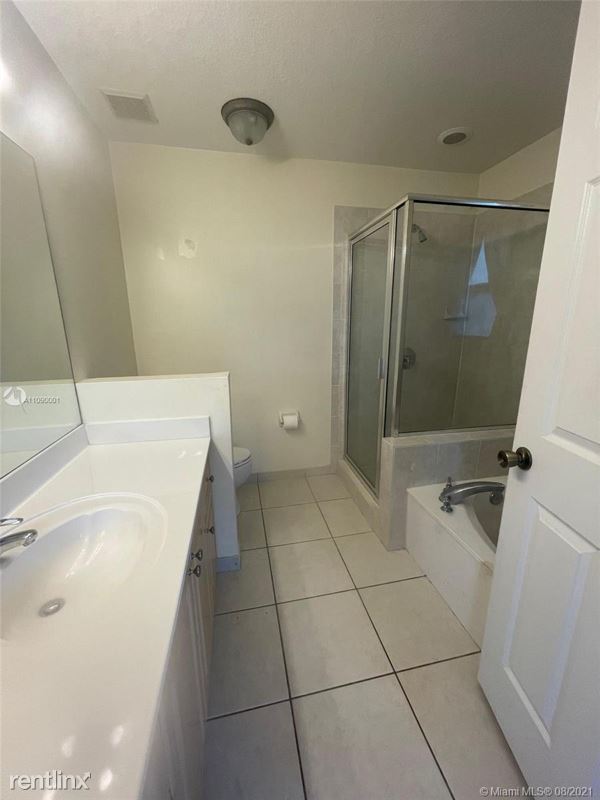 Foto del edificio - 3 br, 2 bath Townhome - 8909 SW 223rd Ter
