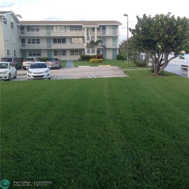 Building Photo - 350 Horizon St E