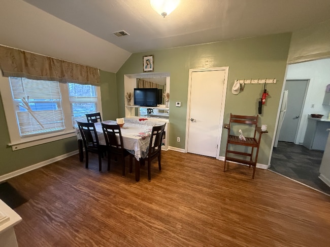 Building Photo - 814 Beechwood Ave