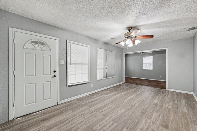 Foto del edificio - SPACIOUS! LOCATION!