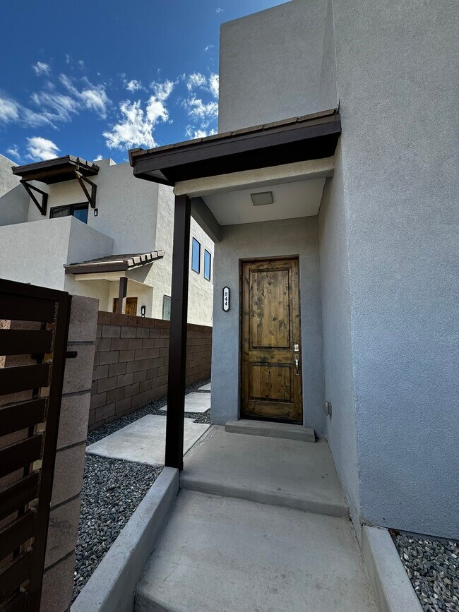Foto del edificio - 844 Tijeras Ave NW