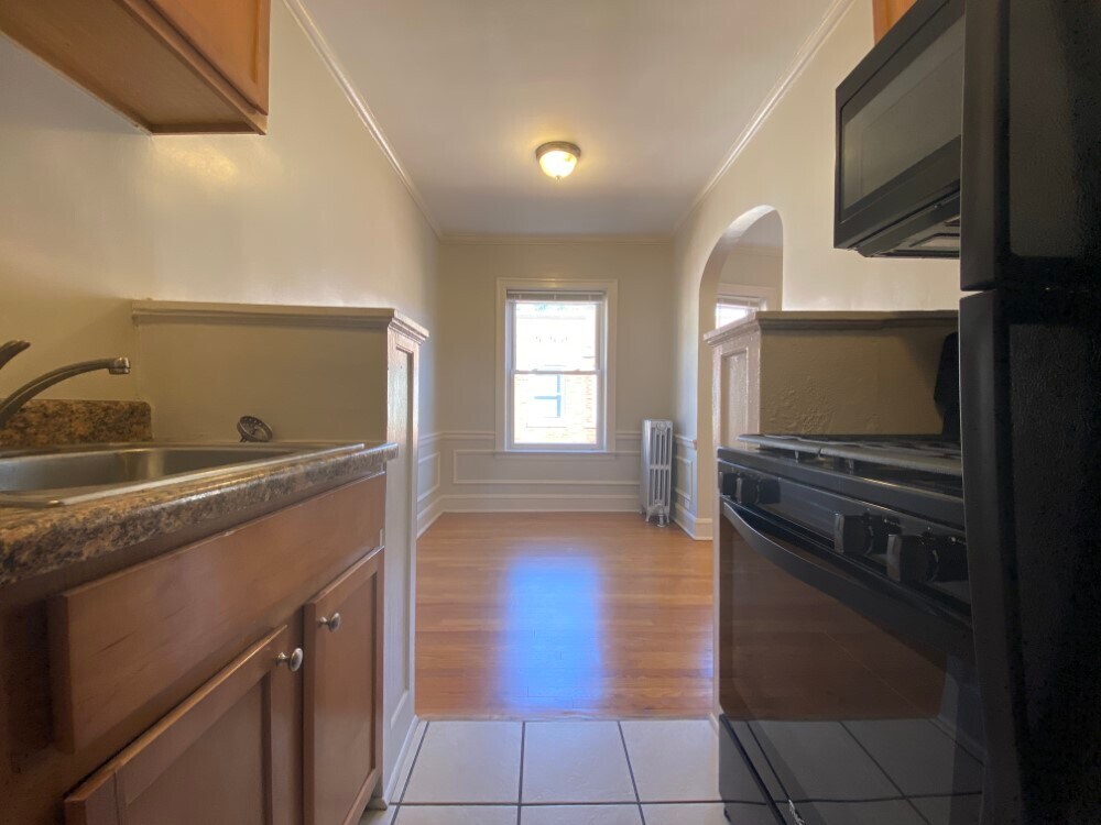 Cocina estilo galera - Helen Dunbar Estudio - 1261 W Argyle