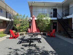 Building Photo - 425 E 9th St