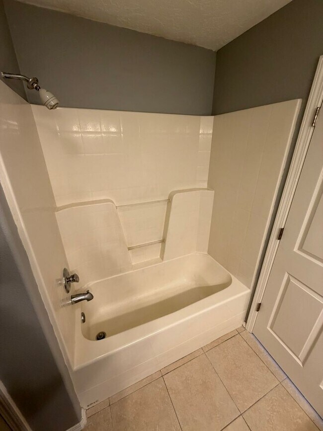 Foto del edificio - Large 2 Bedroom with Fenced Yard!
