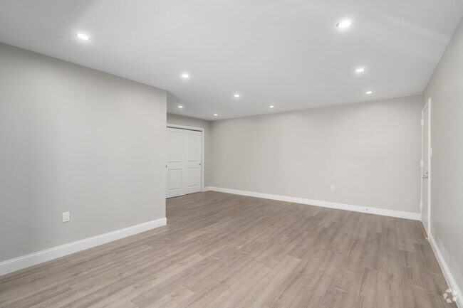 1BR, 1BA - 910SF - Living Room - Helfrich Springs