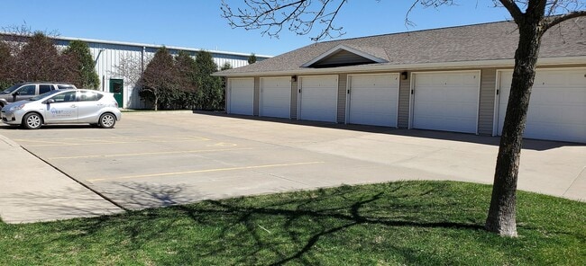 Building Photo - $1,095 | 2 Bedroom, 1 Bathroom Condo | Cat...