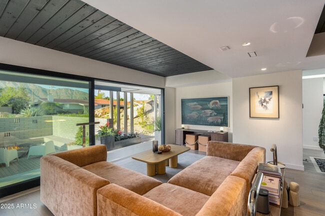 Foto del edificio - 5311 E Mitchell Dr