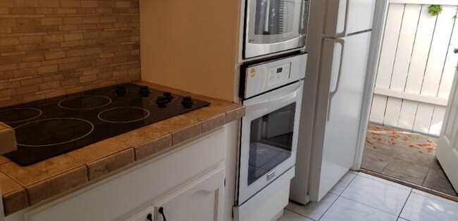 Foto del edificio - 2130 N Beachwood Dr