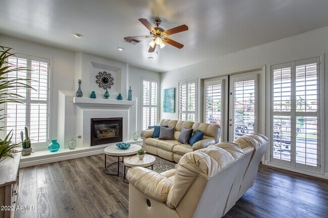 Building Photo - 2012 E Freeport Ln