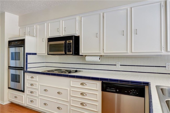 Building Photo - 6020 Daven Oaks Dr