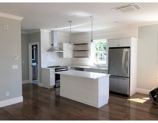 Building Photo - 295 St George St