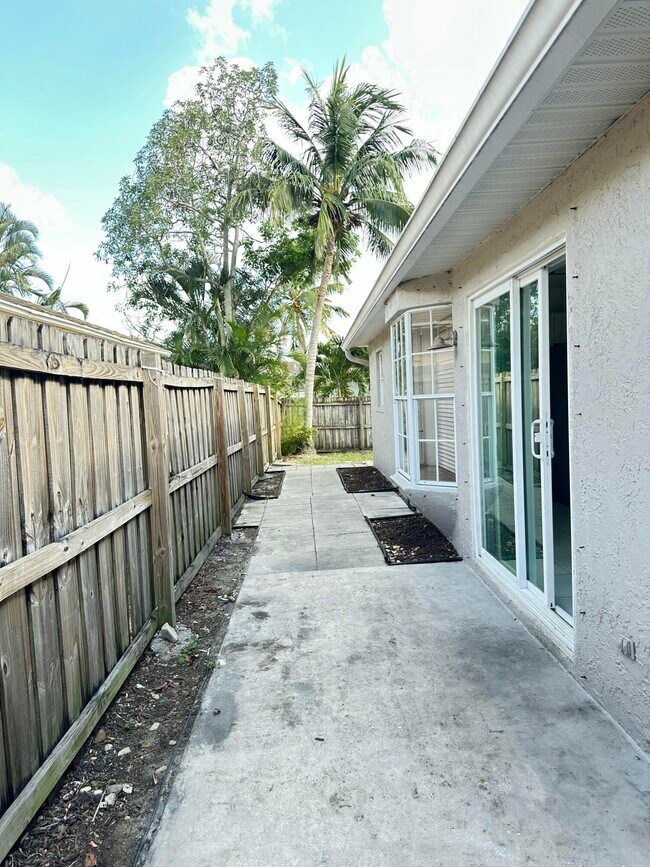 Foto del edificio - 5721 Boynton Crescent